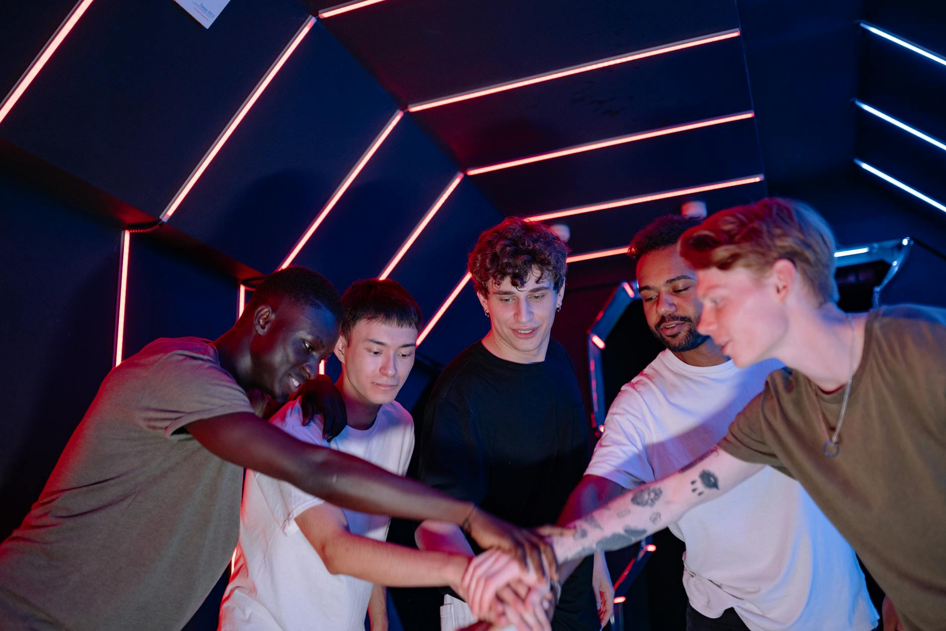 Jak wybrać najlepszy escape room w Warszawie Śródmieście na pierwszą wizytę Grupa młodych znajomych w neonowym pokoju escape roomu w Warszawie