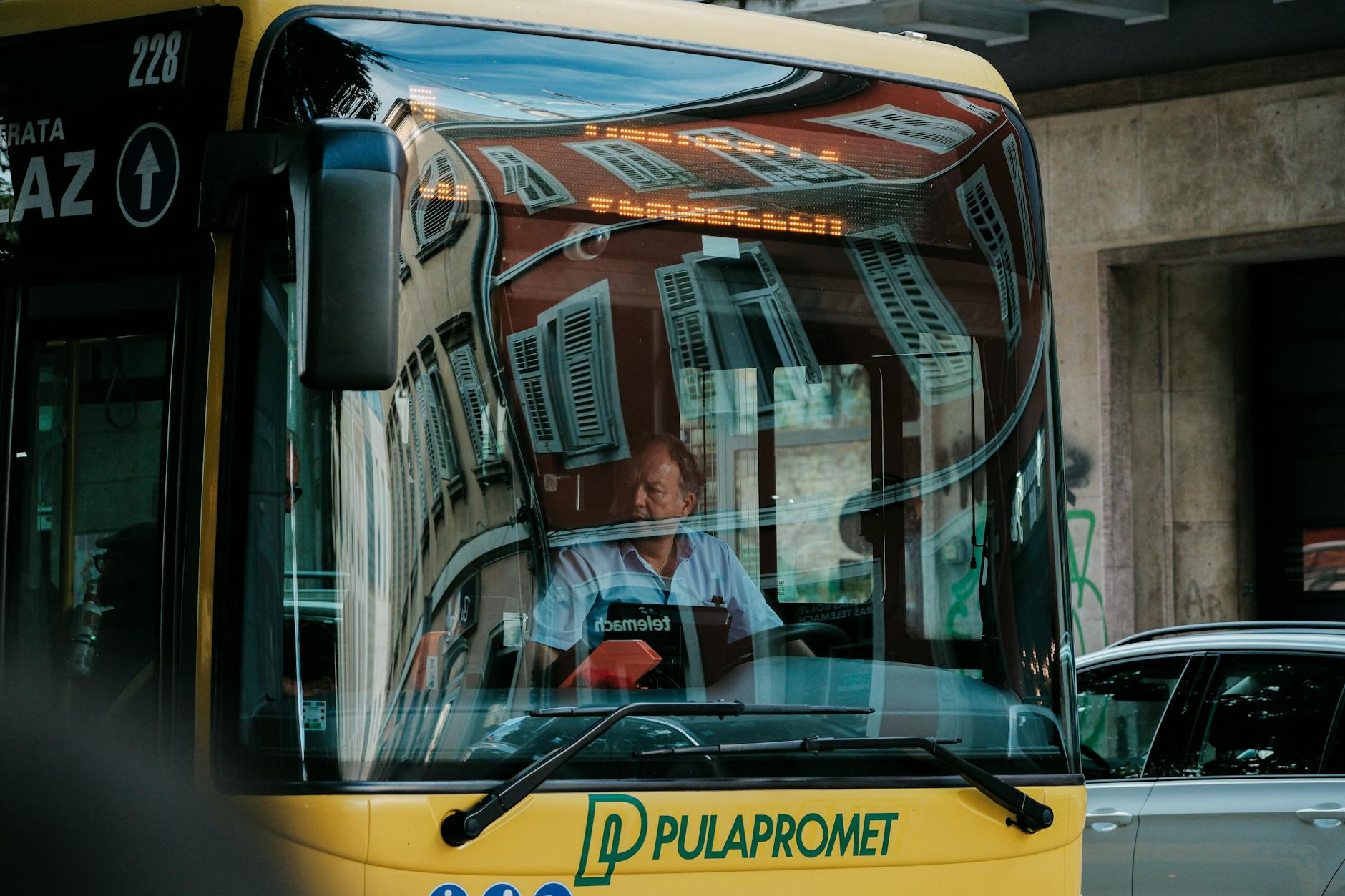 Kierowca prowadzi autobus miejskiej komunikacji w chorwackiej Puli
