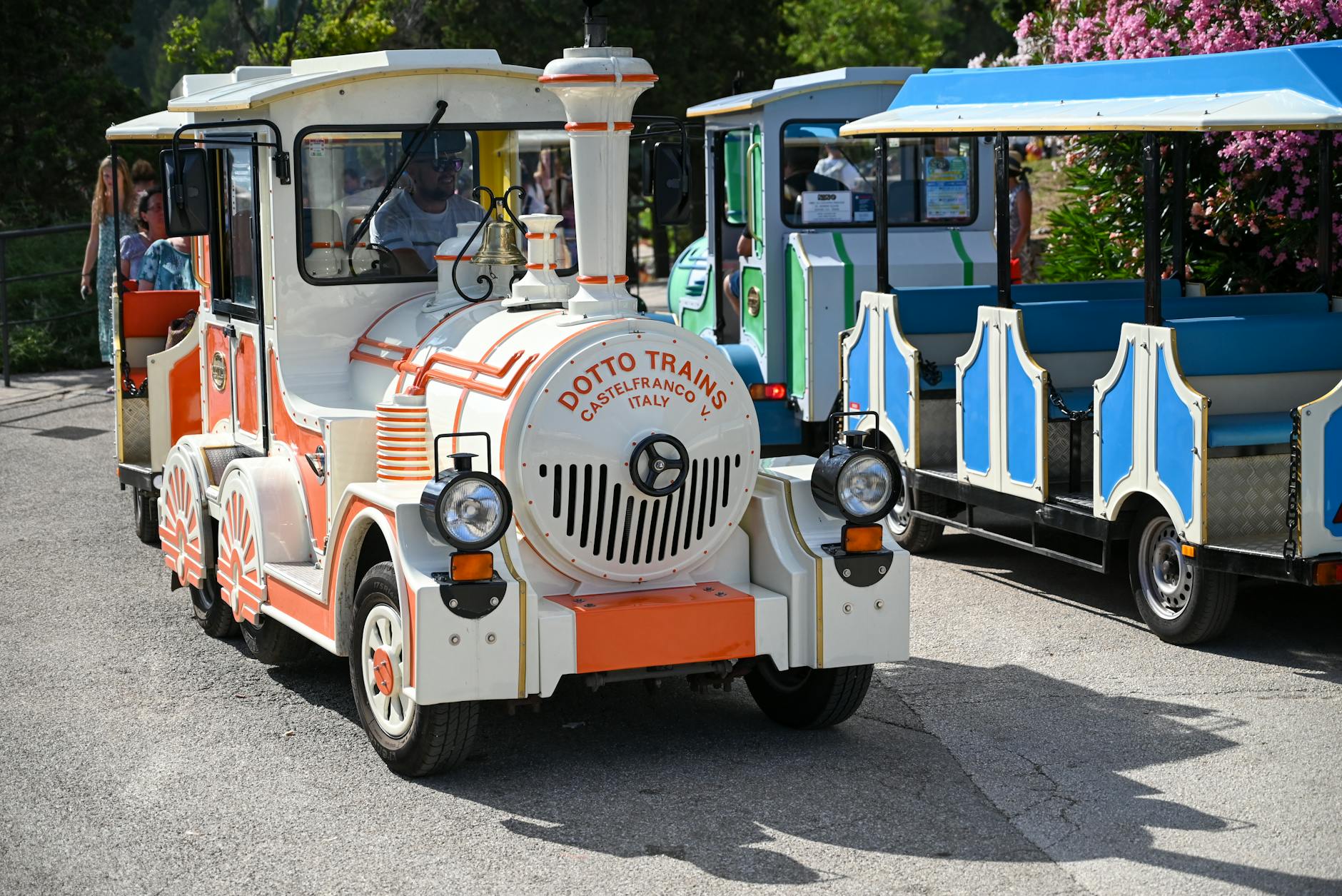 Turystyczna kolejka uliczna jadąca nadmorską promenadą w Rabacu