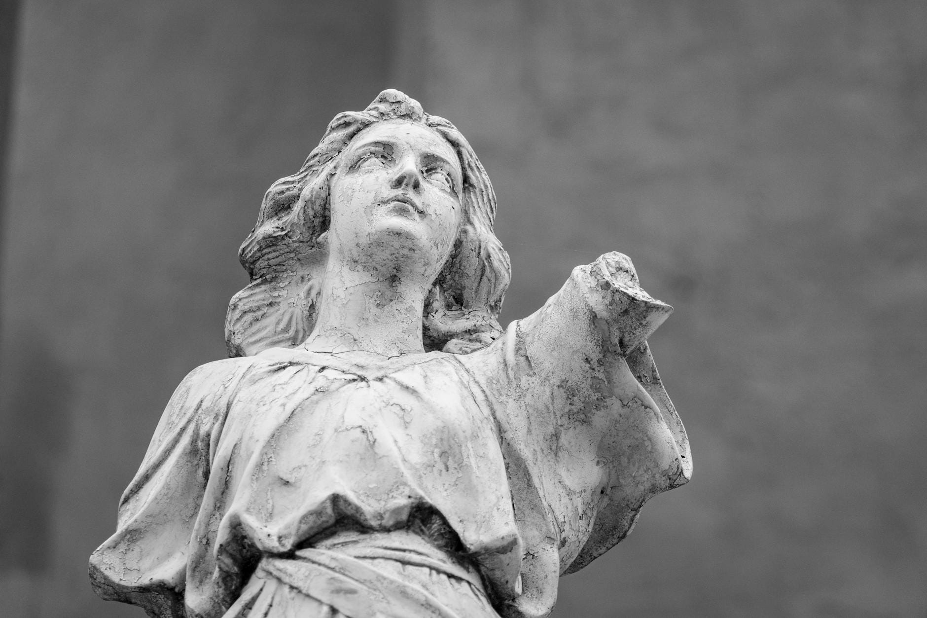 Znaczenie święta Zwiastowania Pańskiego w życiu współczesnego katolika Czarno-biała rzeźba anioła o bogatych detalach w Meksyku