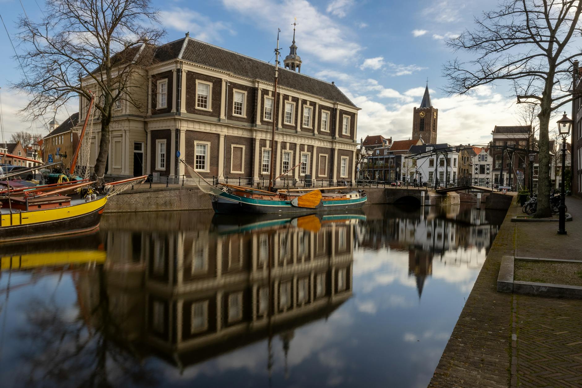 Kanał w Schiedam z historycznymi kamienicami i zacumowanymi łodziami