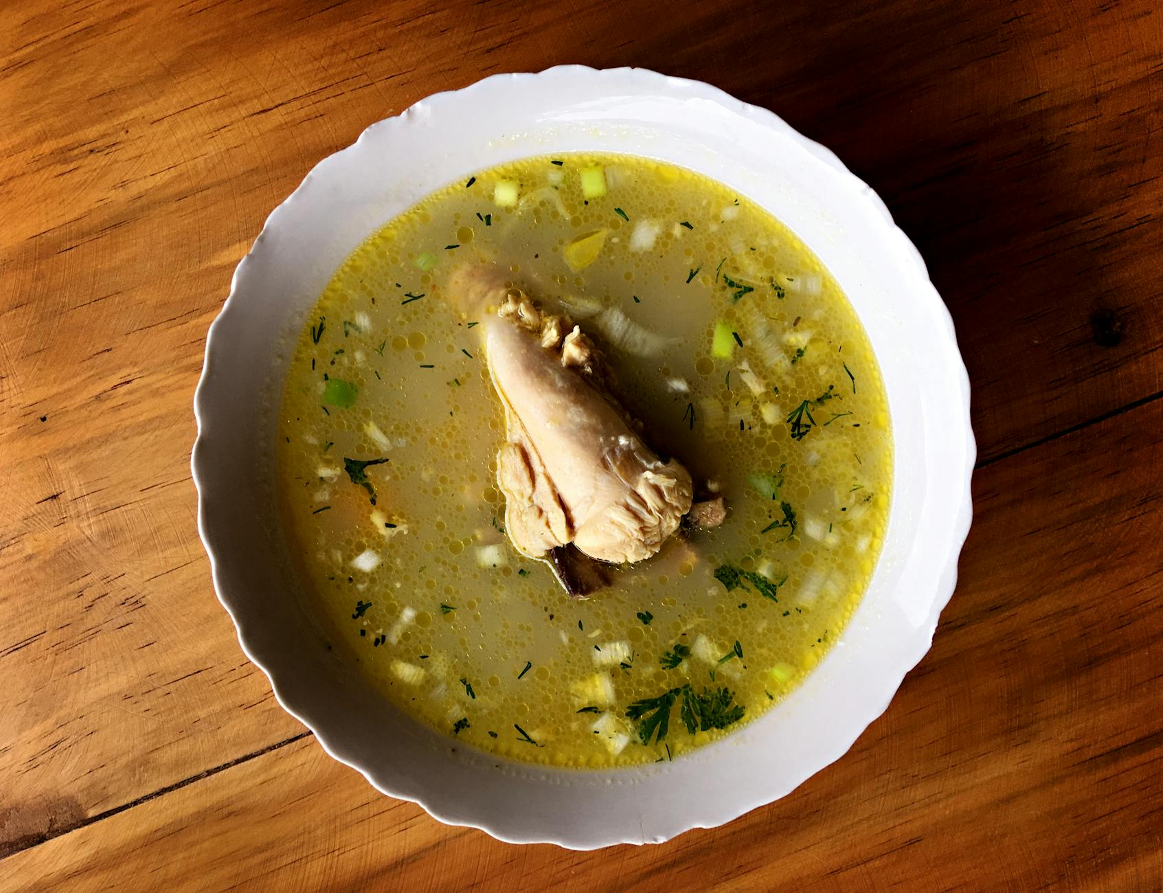 Talerz domowej zupy z kurczakiem i warzywami na niedzielny obiad