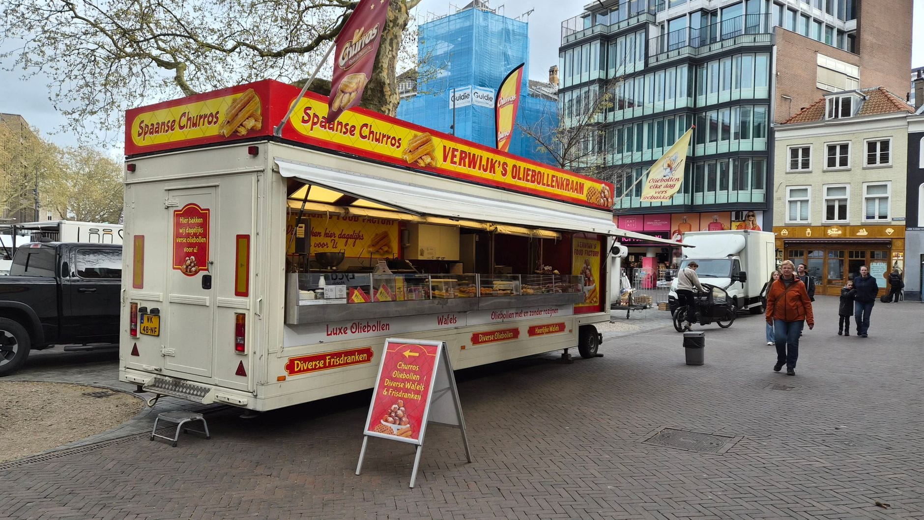 Food truck z churros i oliebollen na kolorowym placu w Utrechcie Food truck z churros i oliebollen na kolorowym placu w Utrechcie