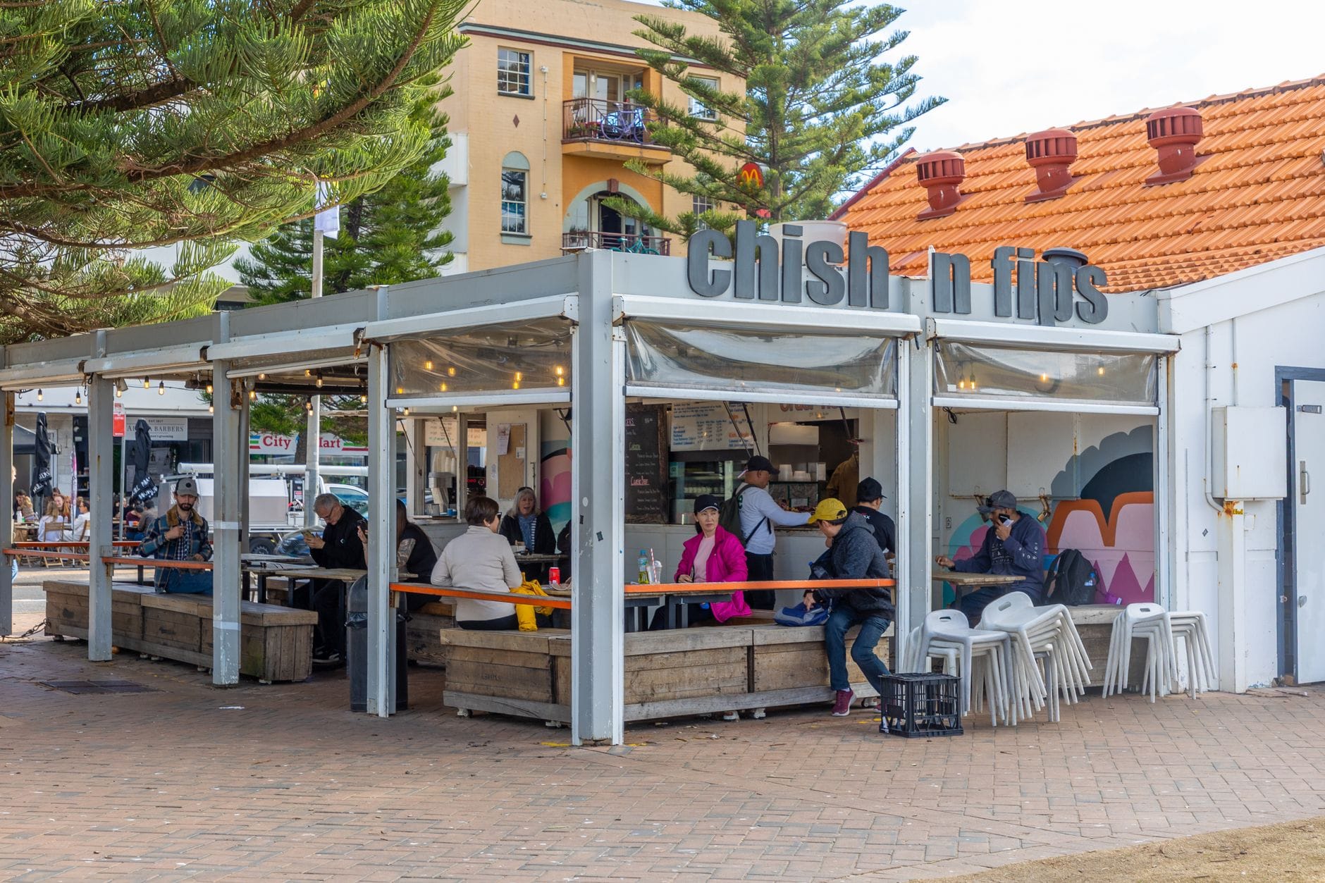 Ludzie jedzą fish and chips na zewnątrz w tętniącym życiem mieście