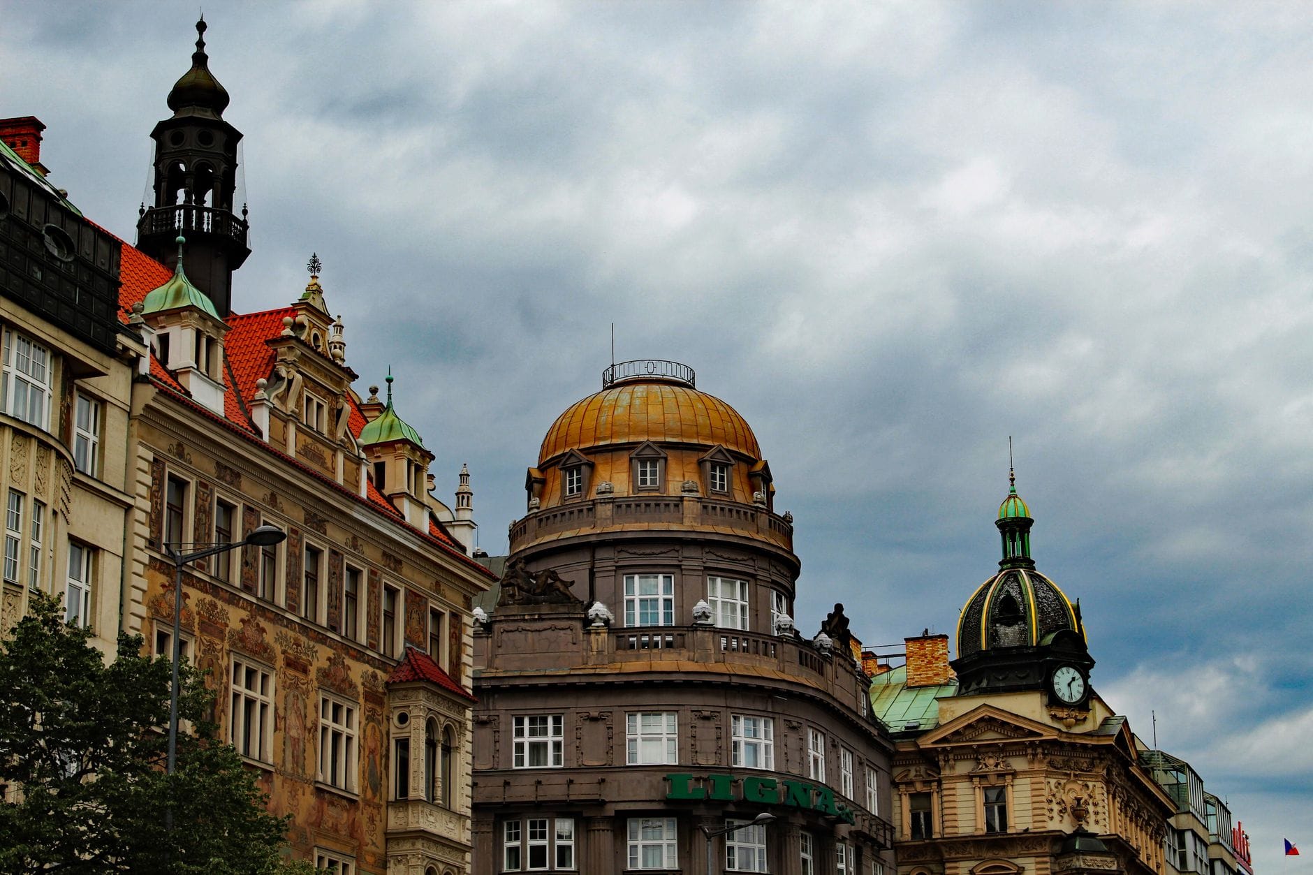 Historyczne budynki w centrum Pragi pod dramatycznym, pochmurnym niebem Historyczne budynki w centrum Pragi pod dramatycznym, pochmurnym niebem
