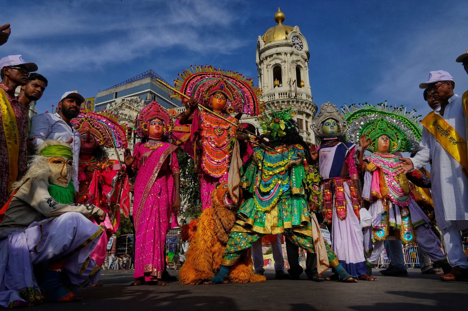 Kolorowa parada festiwalowa z tancerzami na ulicach Kalkuty