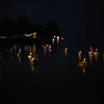 Loy Krathong i Songkran bez tłumów: gdzie przeżyć tajskie święta bardziej lokalnie Podświetlone kratongi unoszące się nocą na wodzie podczas Loy Krathong