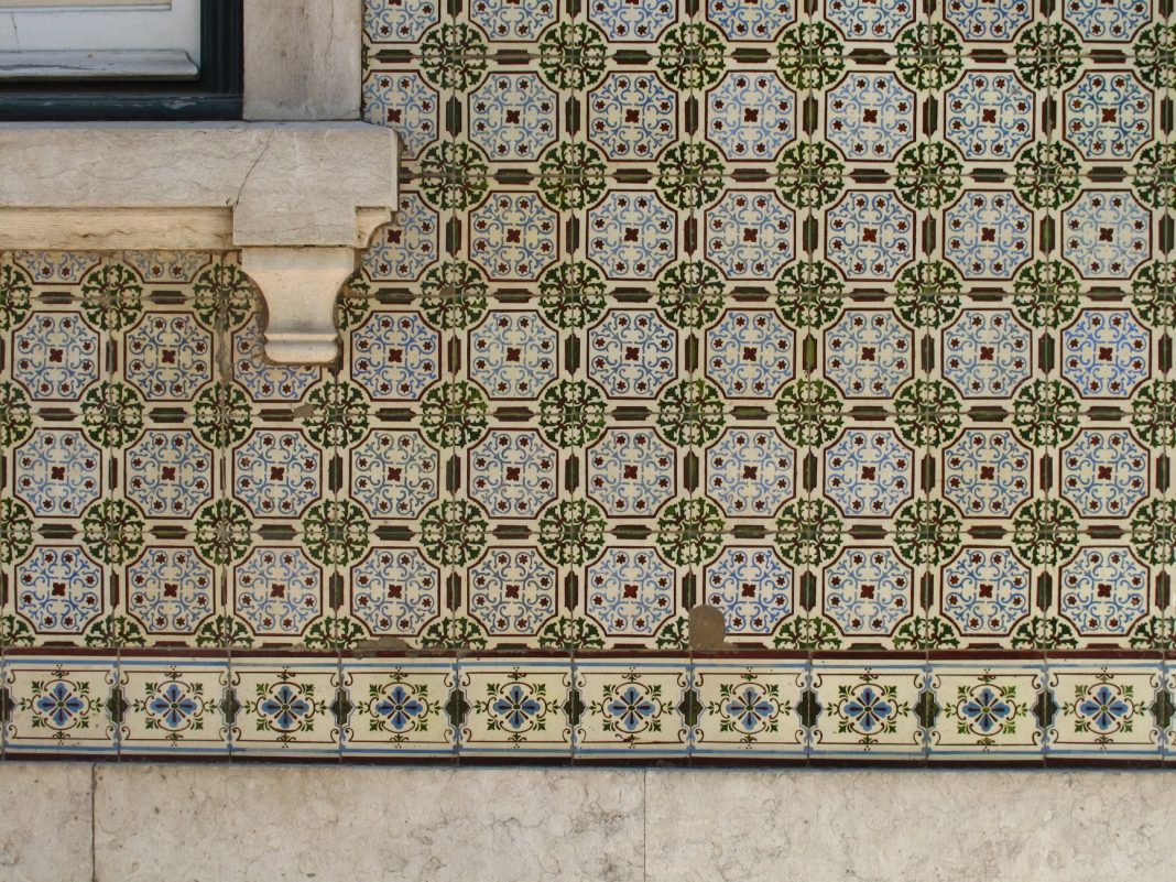 Ściana z misternymi azulejos w Lizbonie z tradycyjnym portugalskim wzorem Ściana z misternymi azulejos w Lizbonie z tradycyjnym portugalskim wzorem