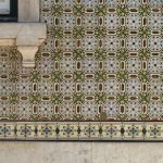 Tajemnice azulejos: co mówią płytki na murach o historii i mentalności Portugalczyków Ściana z misternymi azulejos w Lizbonie z tradycyjnym portugalskim wzorem