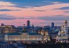 Panorama Moskwy z Kremlem i soborami o zachodzie słońca