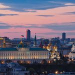 Złoty Pierścień: które zabytkowe miasta wybrać na krótką trasę z Moskwy? Panorama Moskwy z Kremlem i soborami o zachodzie słońca