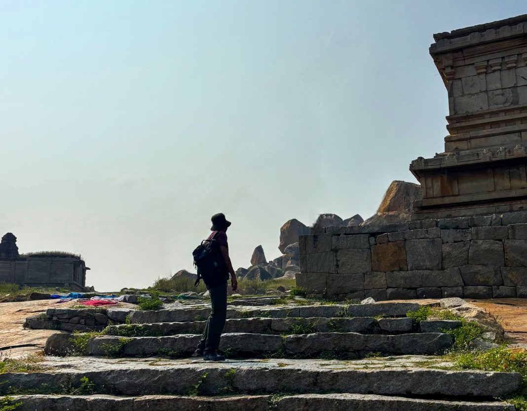 Turysta wędrujący wśród starożytnych ruin Hampi w Indiach Turysta wędrujący wśród starożytnych ruin Hampi w Indiach