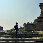Ile kosztuje 3-tygodniowa podróż po Indiach na własną rękę? Realny kosztorys Turysta wędrujący wśród starożytnych ruin Hampi w Indiach