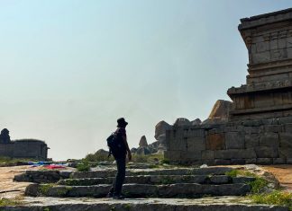 Turysta wędrujący wśród starożytnych ruin Hampi w Indiach